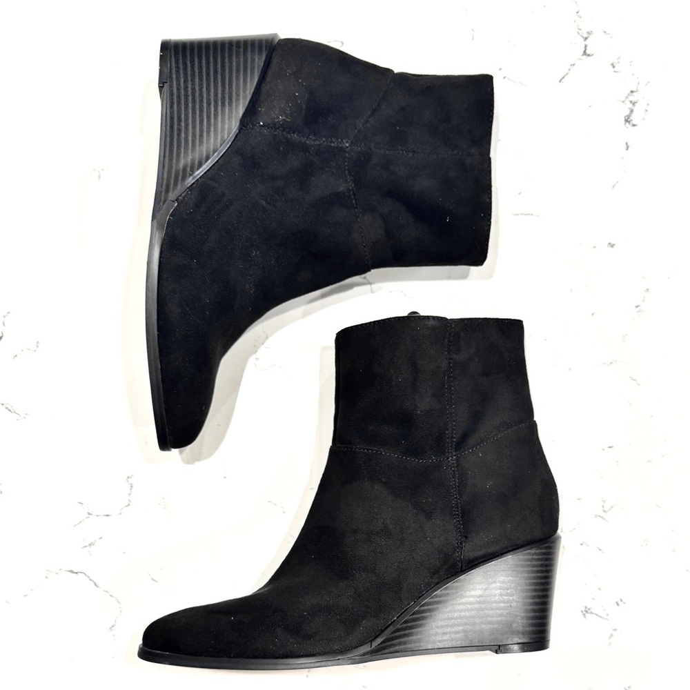 Adrienne Vittadini Women’s Black Faux Suede Wedge Heel Zipper Ankle Boots NWT